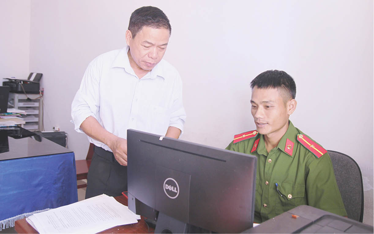 Đi lên từ bán chuyên trách