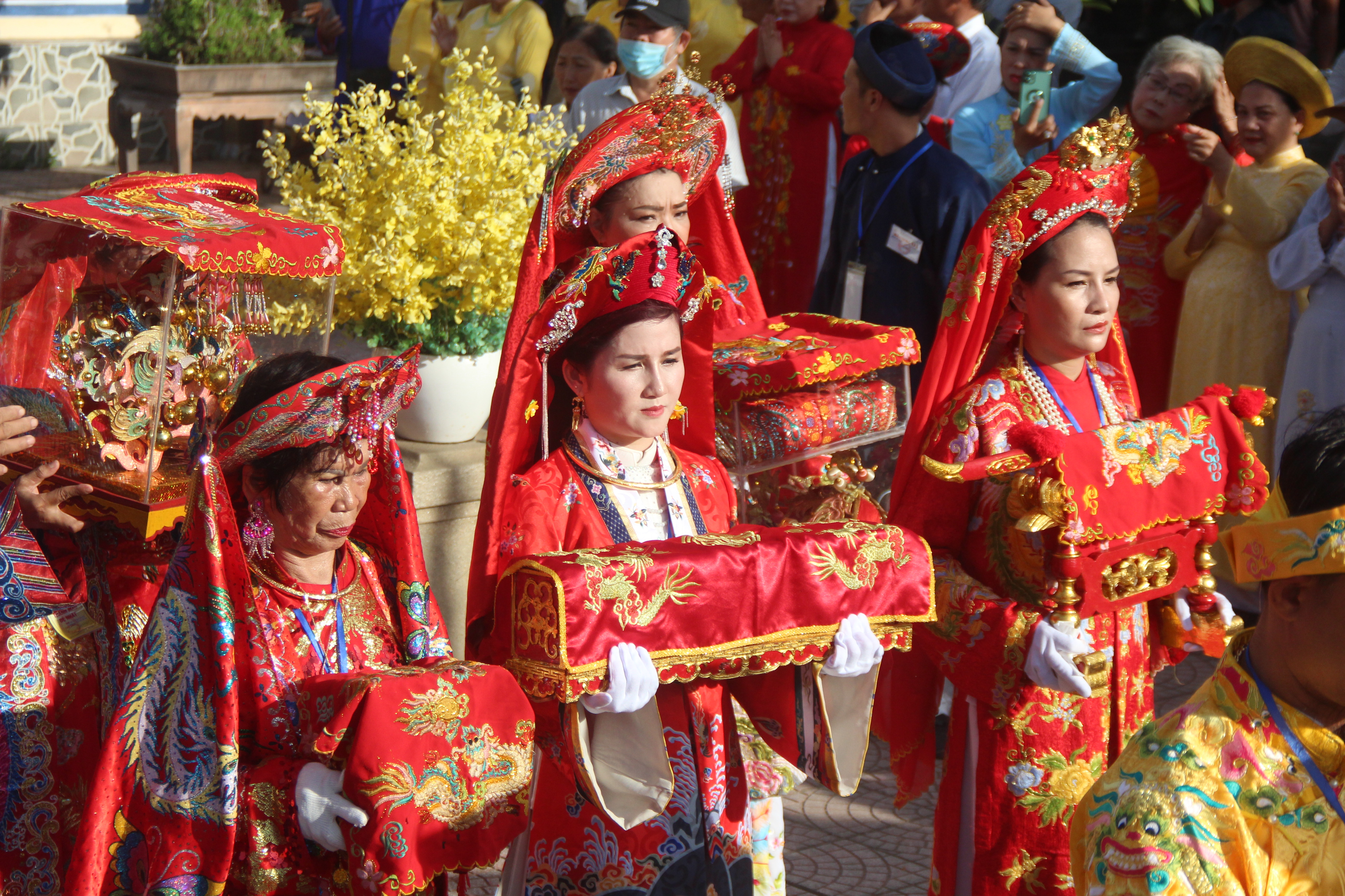 Hàng ngàn người dự lễ hội điện Huệ Nam