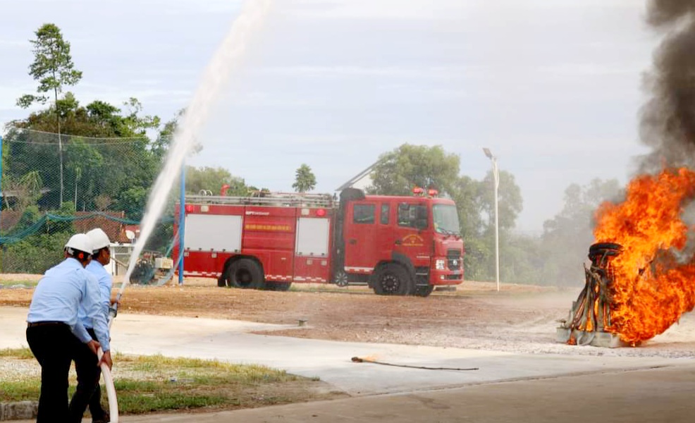 Diễn tập phương án chữa cháy, cứu nạn cứu hộ và ứng phó sự cố nhiễm độc dầu