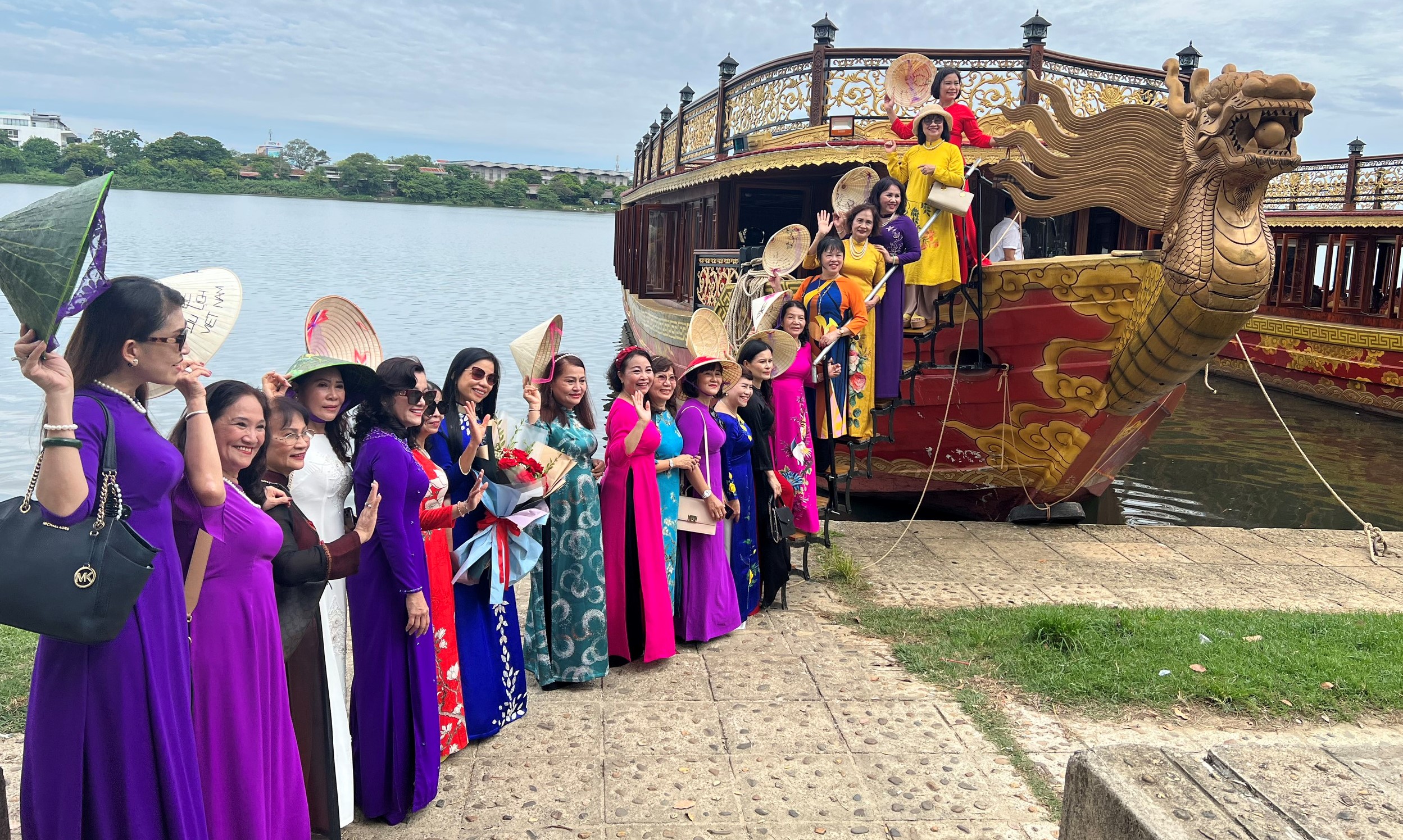 Bình minh bên dòng Hương