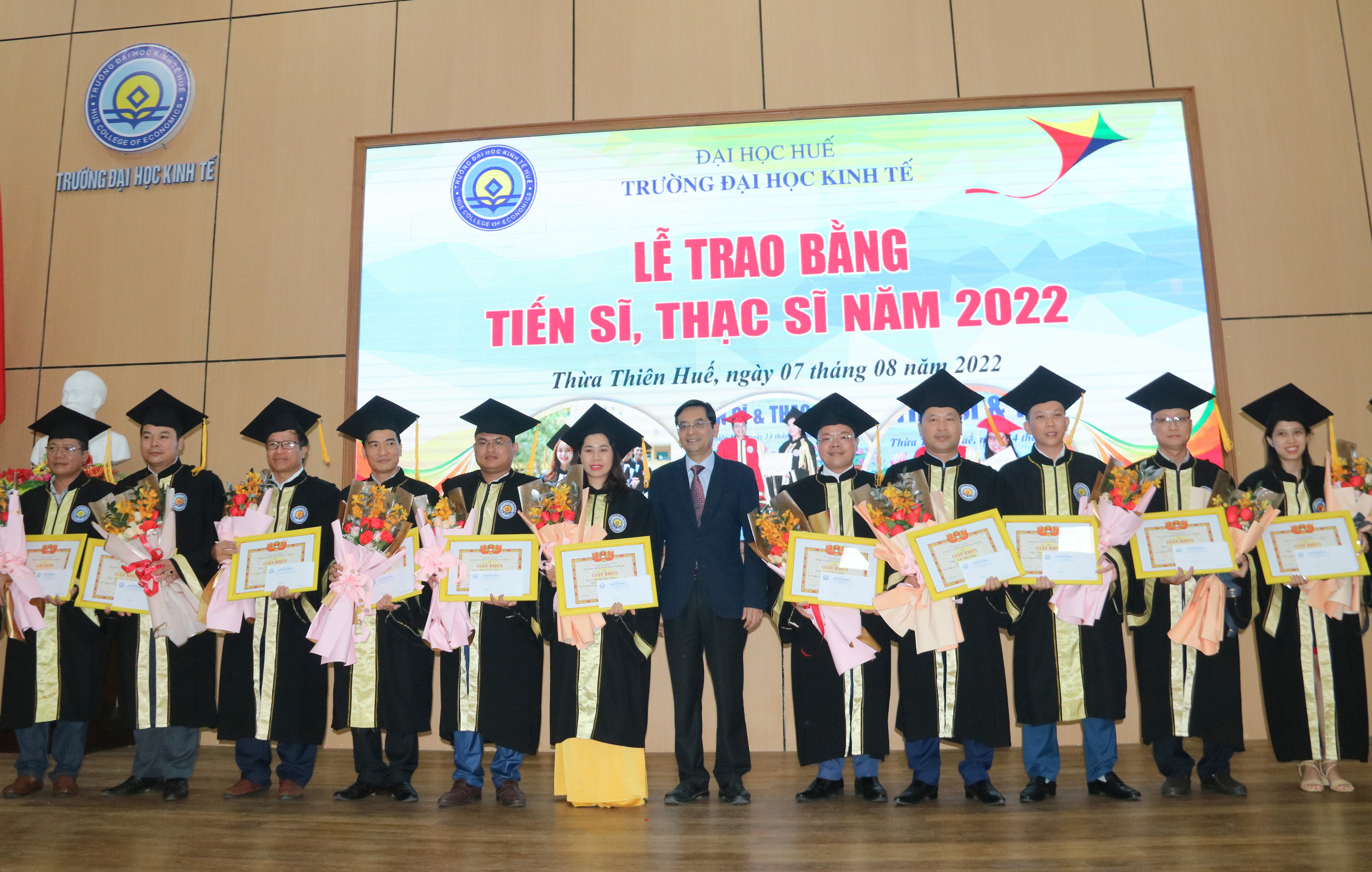 Trường đại học Kinh tế trao bằng cho 590 tân tiến sĩ, thạc sĩ, cử nhân