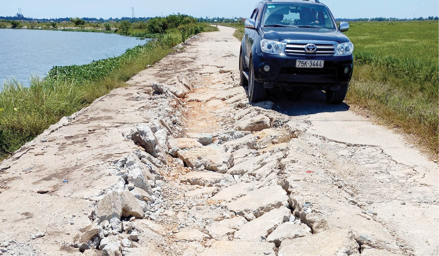 Đê Tây Ô Lâu xuống cấp do xe quá tải