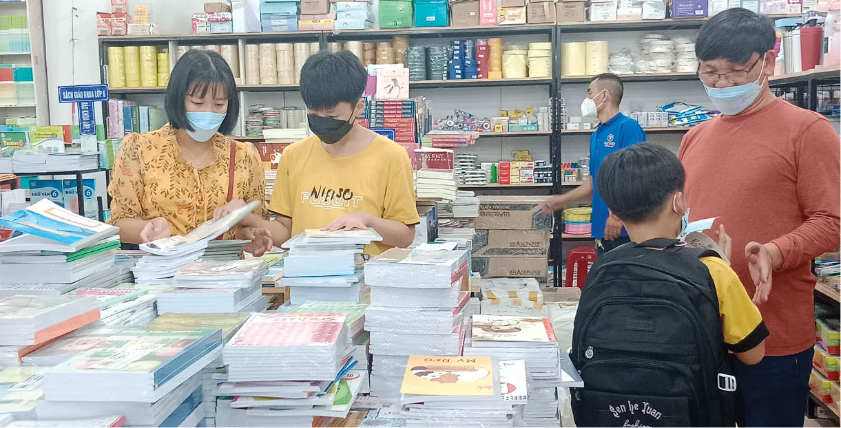 Nhộn nhịp chuẩn bị sách giáo khoa cho năm học mới