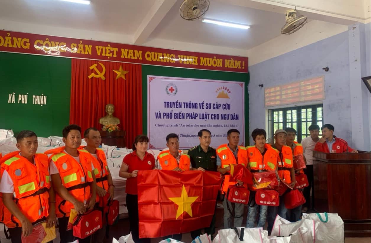 Truyền thông các luật liên quan đến biển đảo và kỹ năng sơ cấp cứu cho gần 170 ngư dân