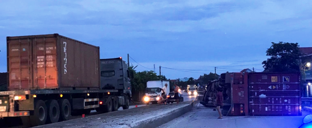 Ô tô đầu kéo lật ngang giữa quốc lộ, dải phân cách bị hư hỏng