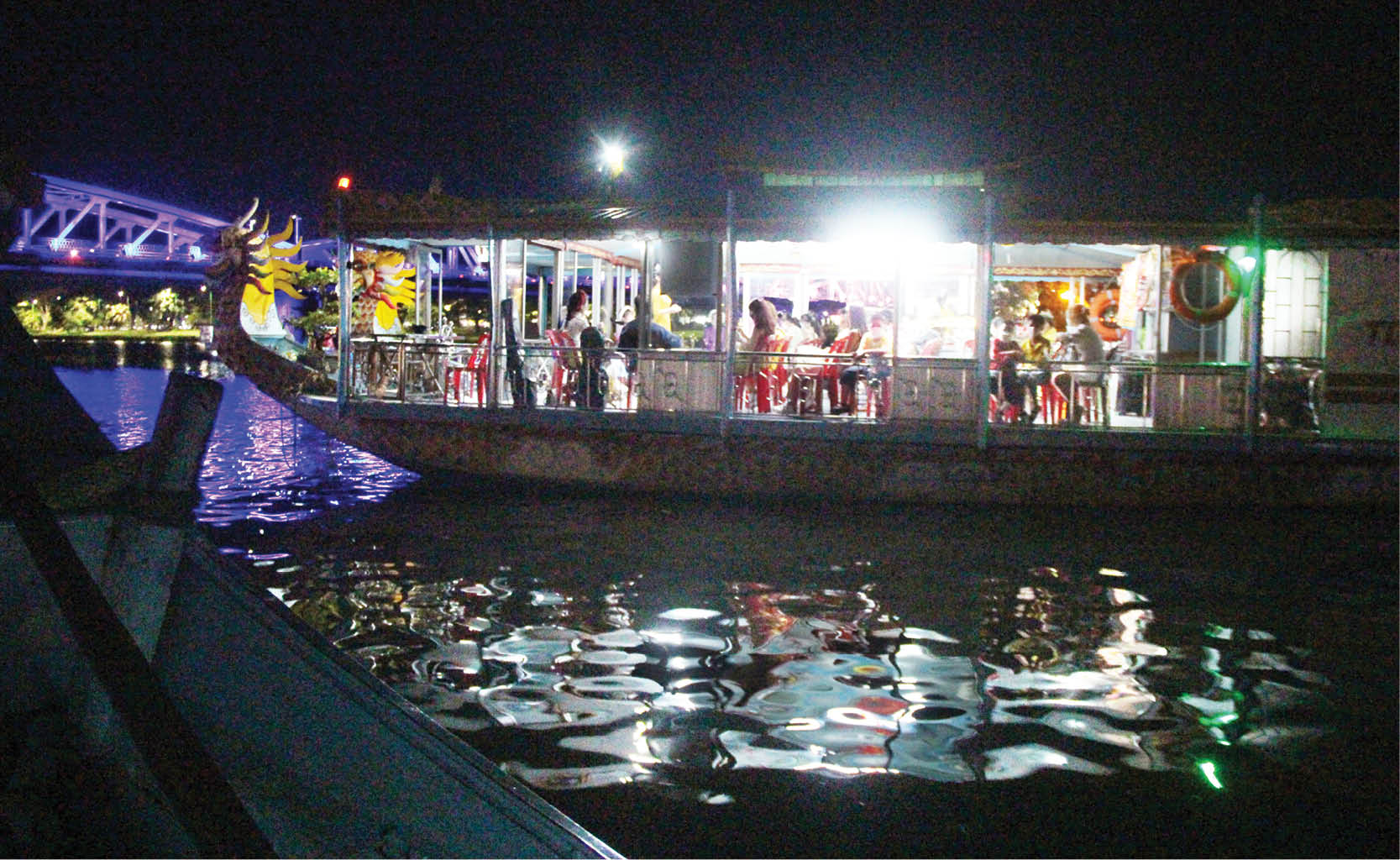 Du khách than phiền dịch vụ ca Huế trên sông Hương