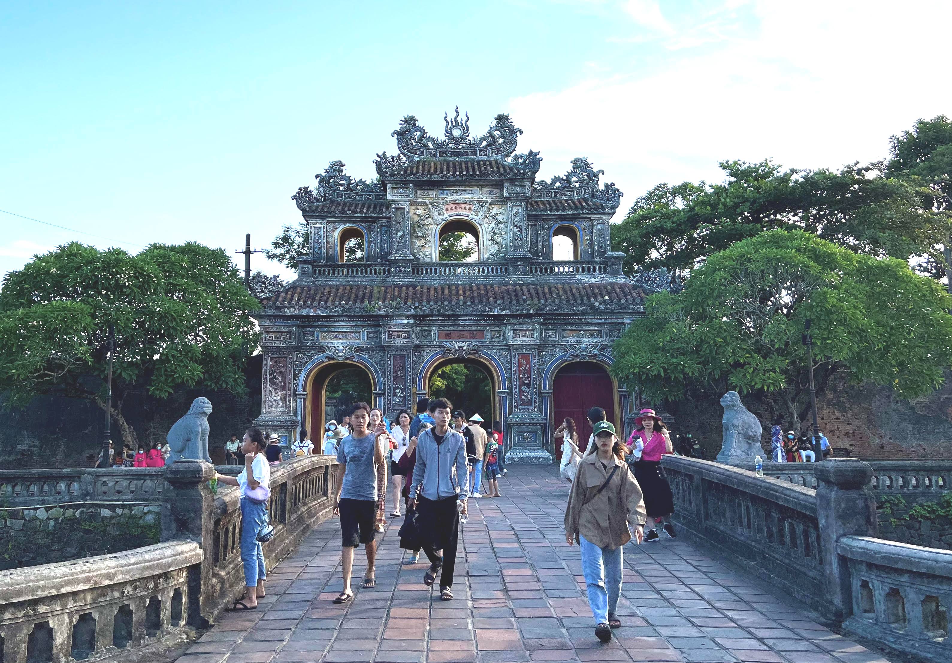 Many outbound tours on National Day holiday