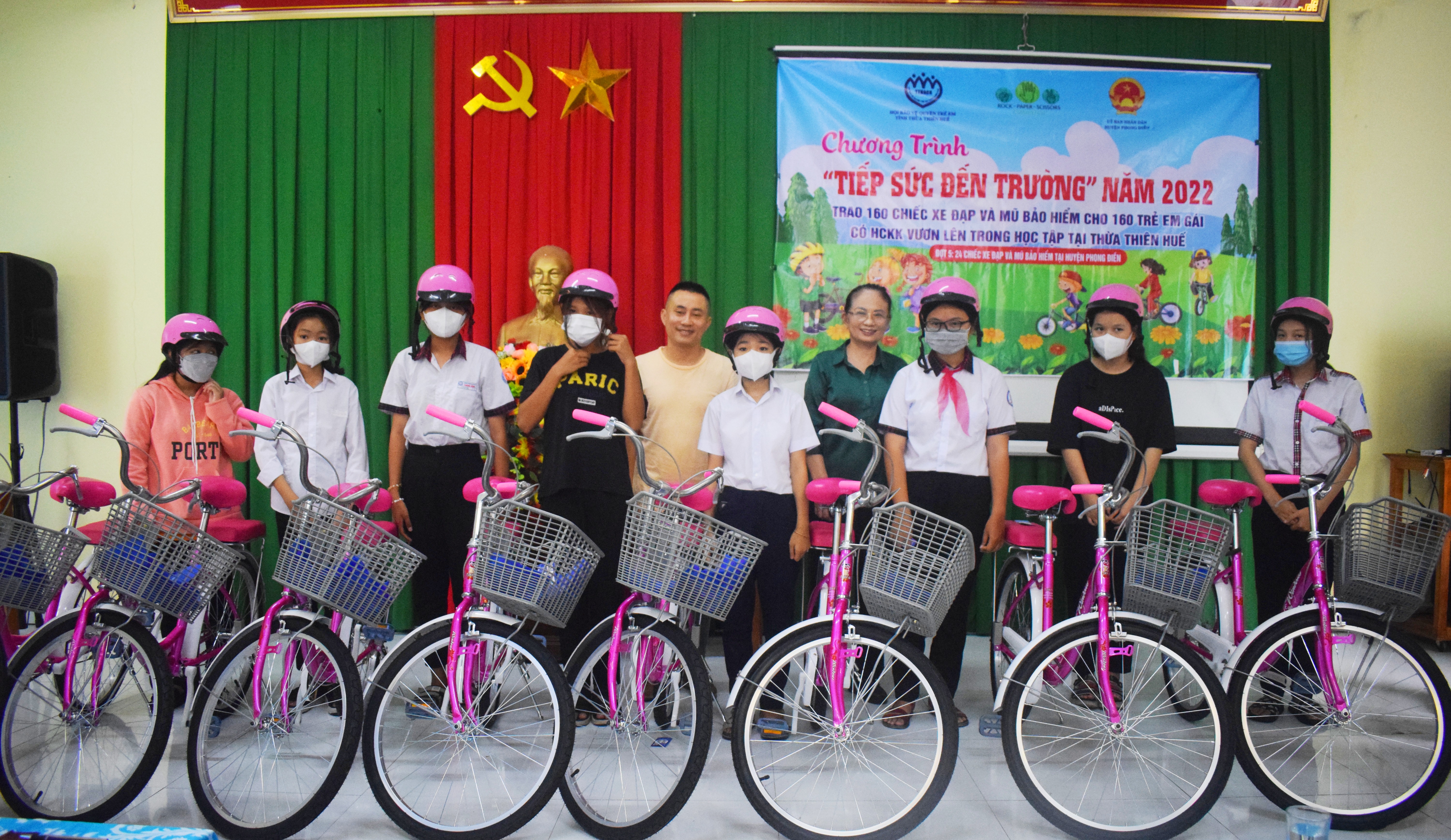 Trao xe đạp và mũ bảo hiểm cho 24 học sinh có hoàn cảnh khó khăn