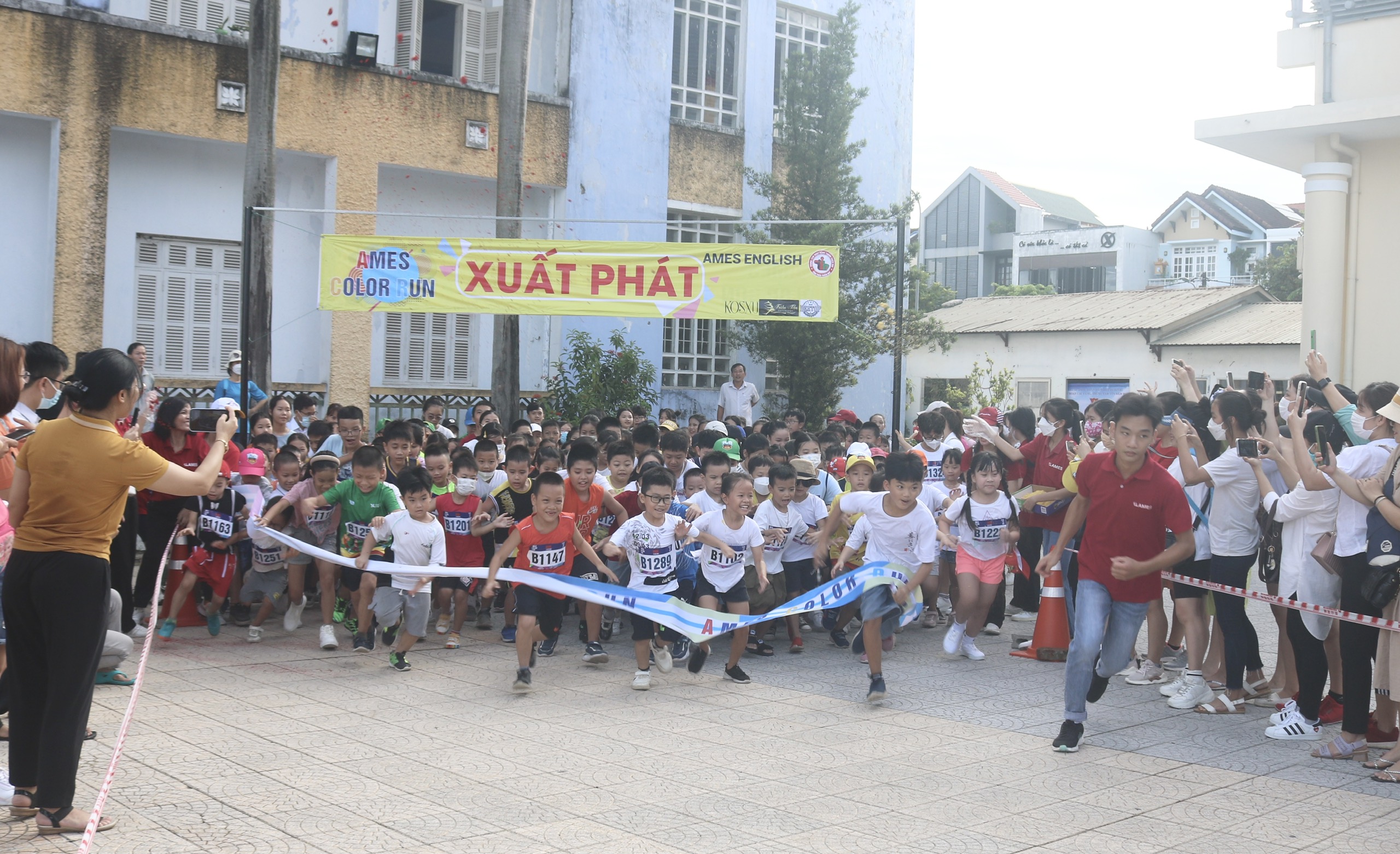 Đường chạy sắc màu gây quỹ hỗ trợ học sinh khuyết tật