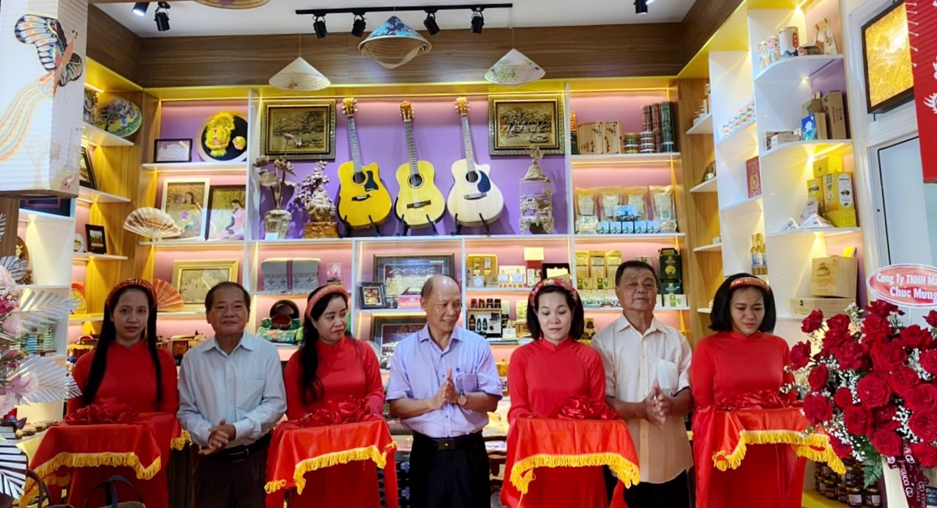 Khánh thành phòng trưng bày, giới thiệu sản phẩm công nghiệp nông thôn tiêu biểu