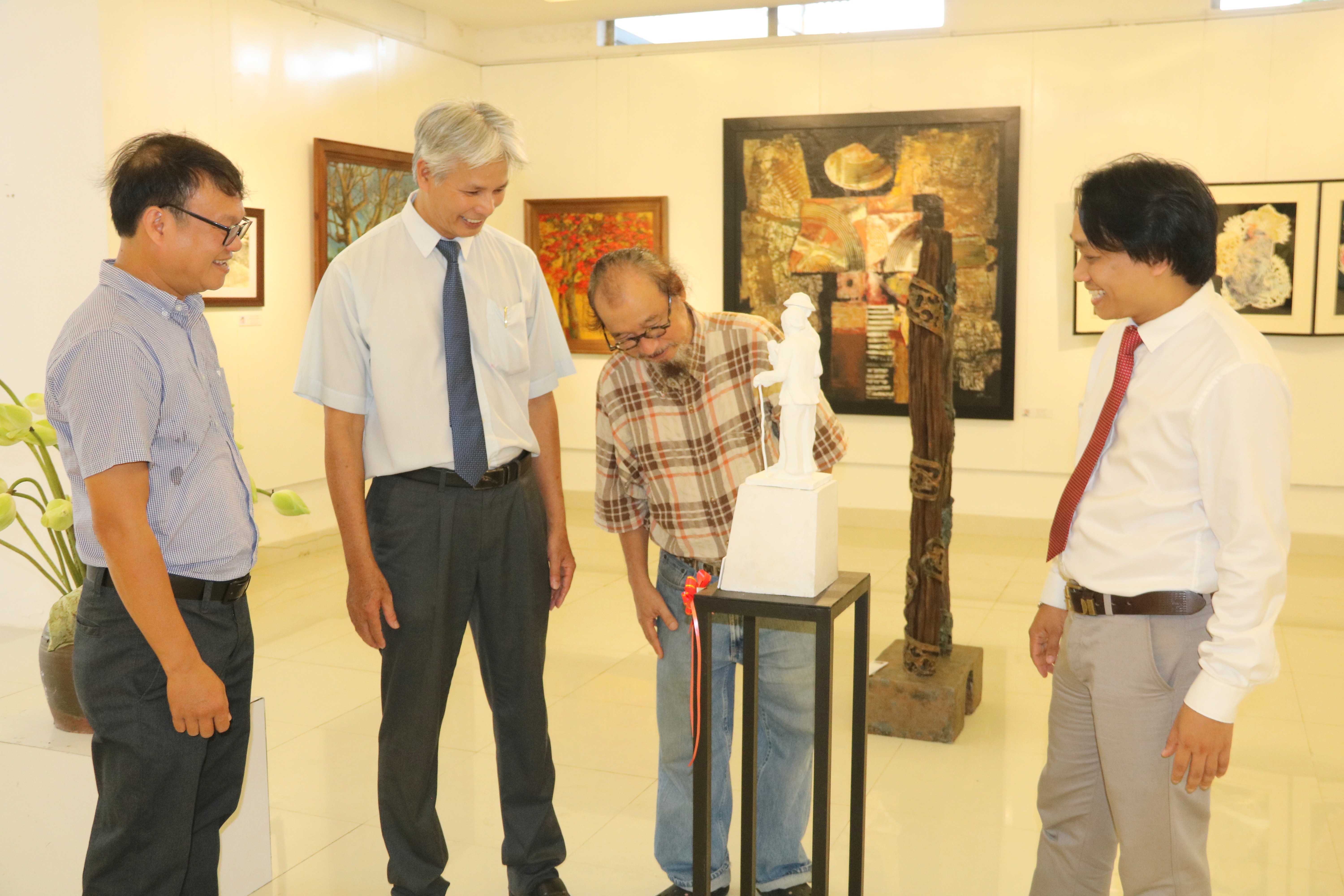 Triển lãm mỹ thuật 38 tác phẩm chào mừng Đại hội các chi bộ