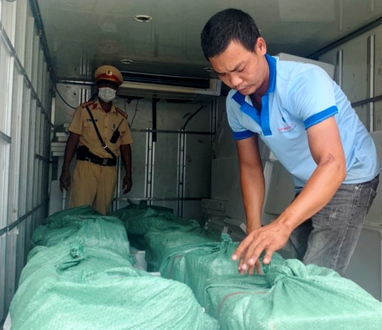 Xe ô tô chở 6 000 gói thuốc lá không có hóa đơn