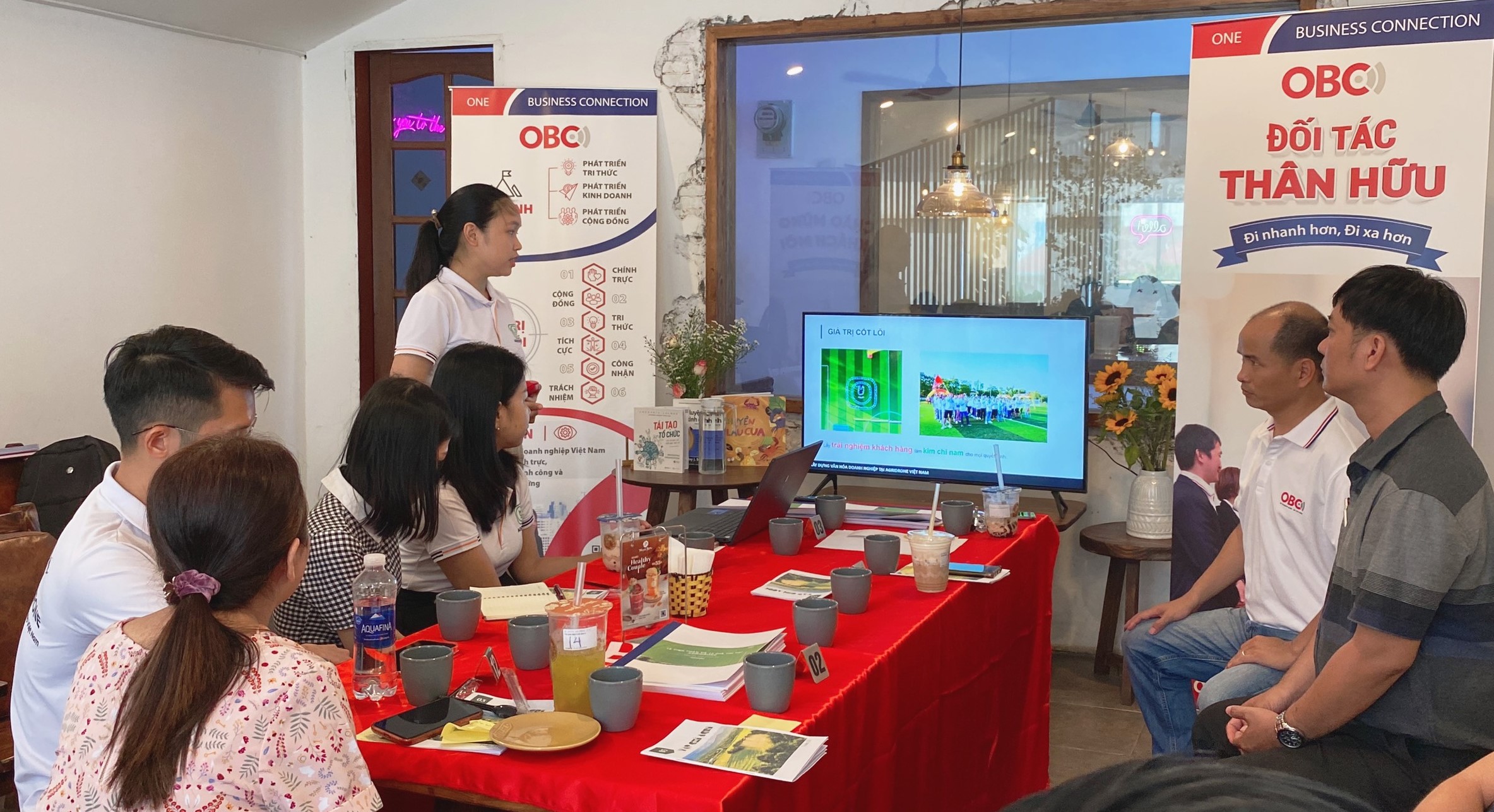 Chia sẻ bên ly cà phê