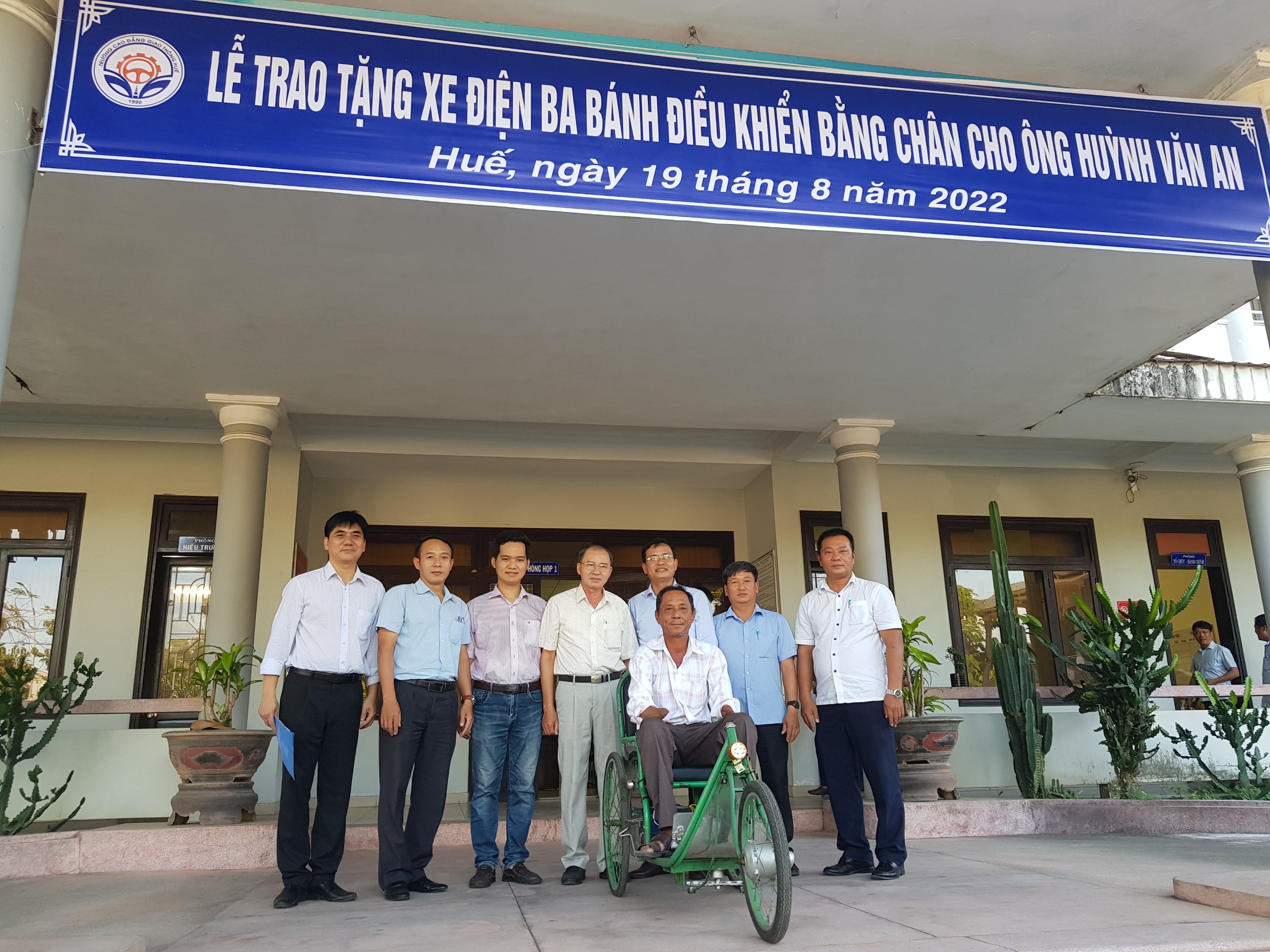Tặng xe điện cho người khuyết tật hai tay
