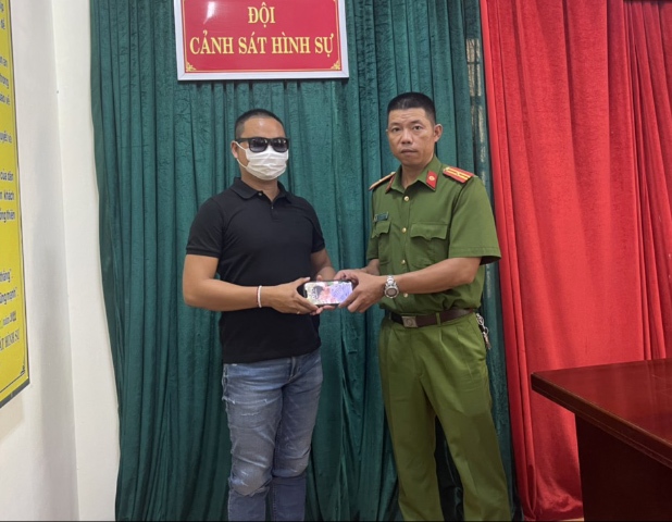 Tìm 100 triệu đồng và điện thoại đắt tiền cho người đánh mất