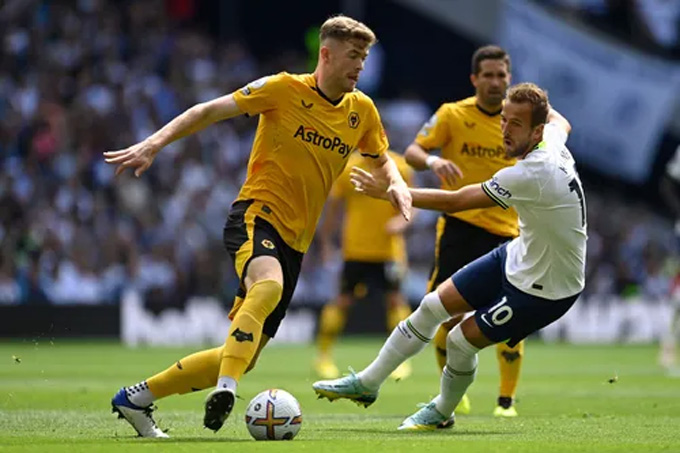 Kane phá kỉ lục, Spurs nhọc nhằn vượt qua Wolves