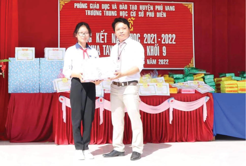 Cô học trò vùng bãi ngang vượt khó