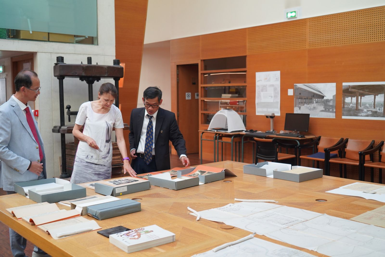 Towards the signing of the cooperation agreement on using data at the French School of the Far East - Paris