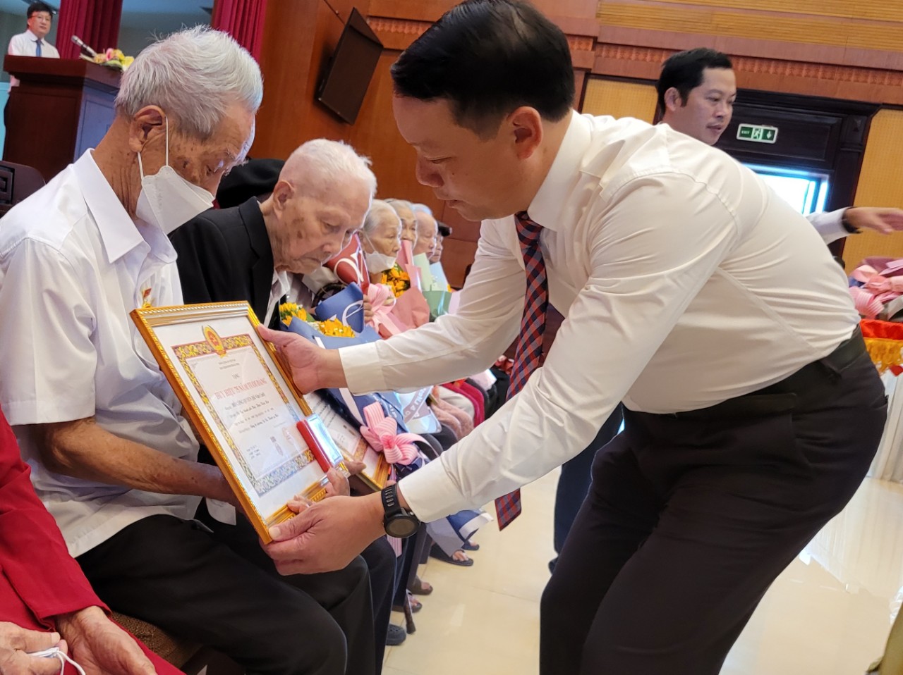 Tặng Huy hiệu Đảng cho 247 đảng viên