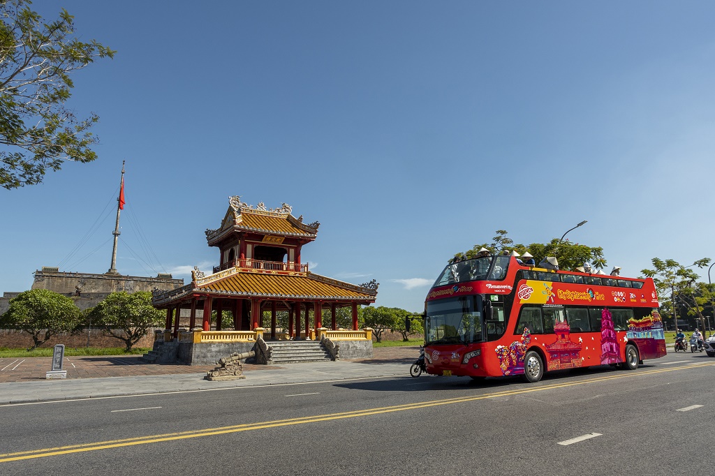 Ngắm Huế từ xe buýt hai tầng thoáng nóc