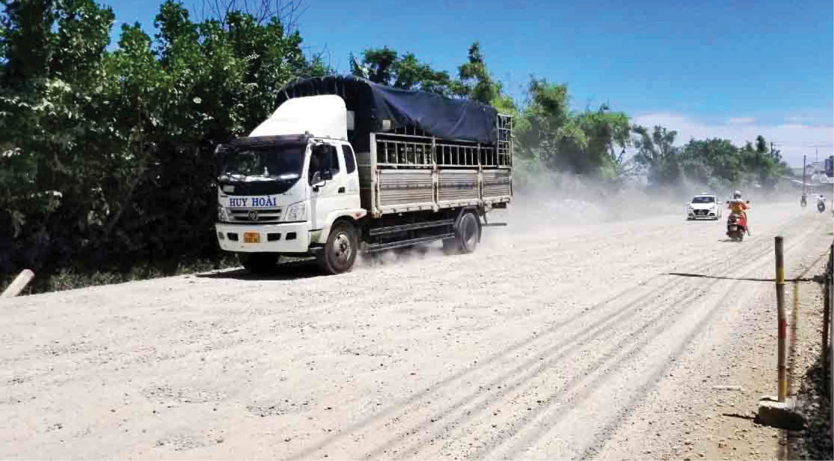 Chậm thảm mặt đường, dân chịu ô nhiễm