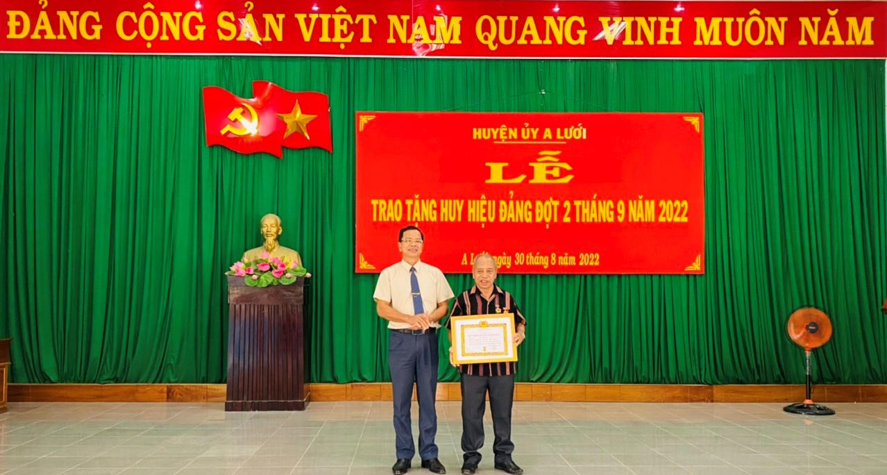A Lưới Trao Huy hiệu Đảng cho 31 đảng viên