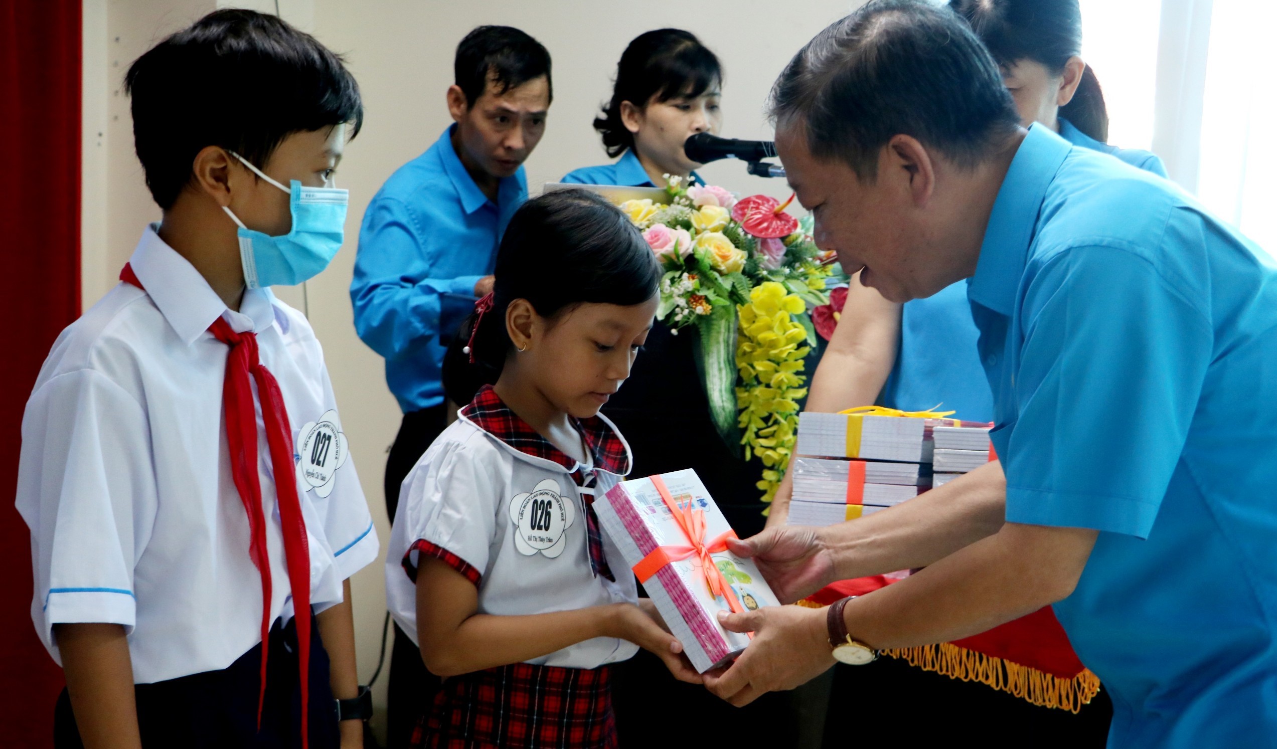 Trao 95 suất học bổng cho các em học sinh khó khăn
