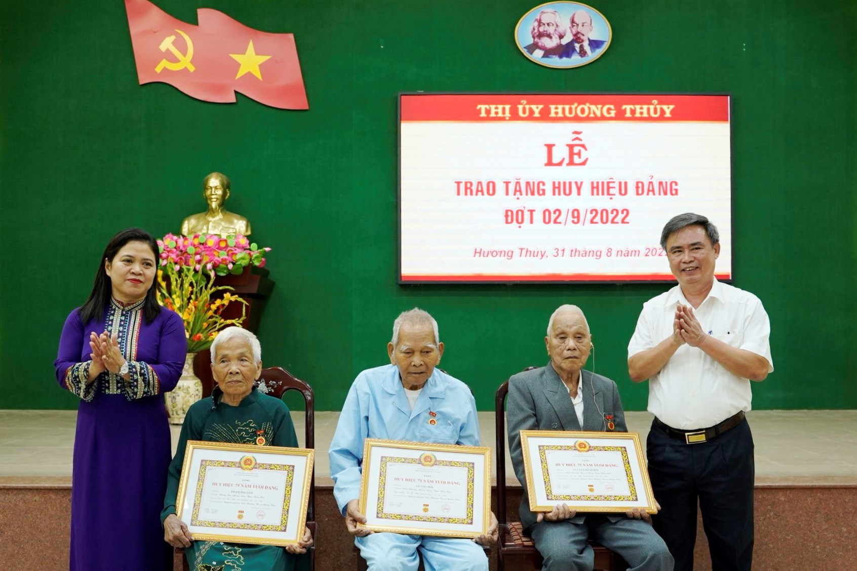 Trao huy hiệu Đảng đợt 2 9