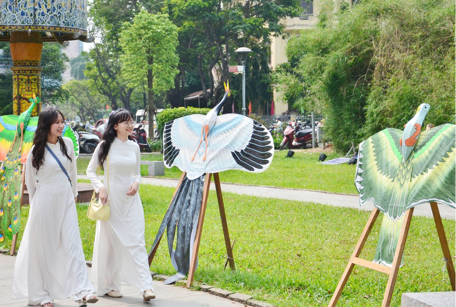 Bustling National Independence Day tour