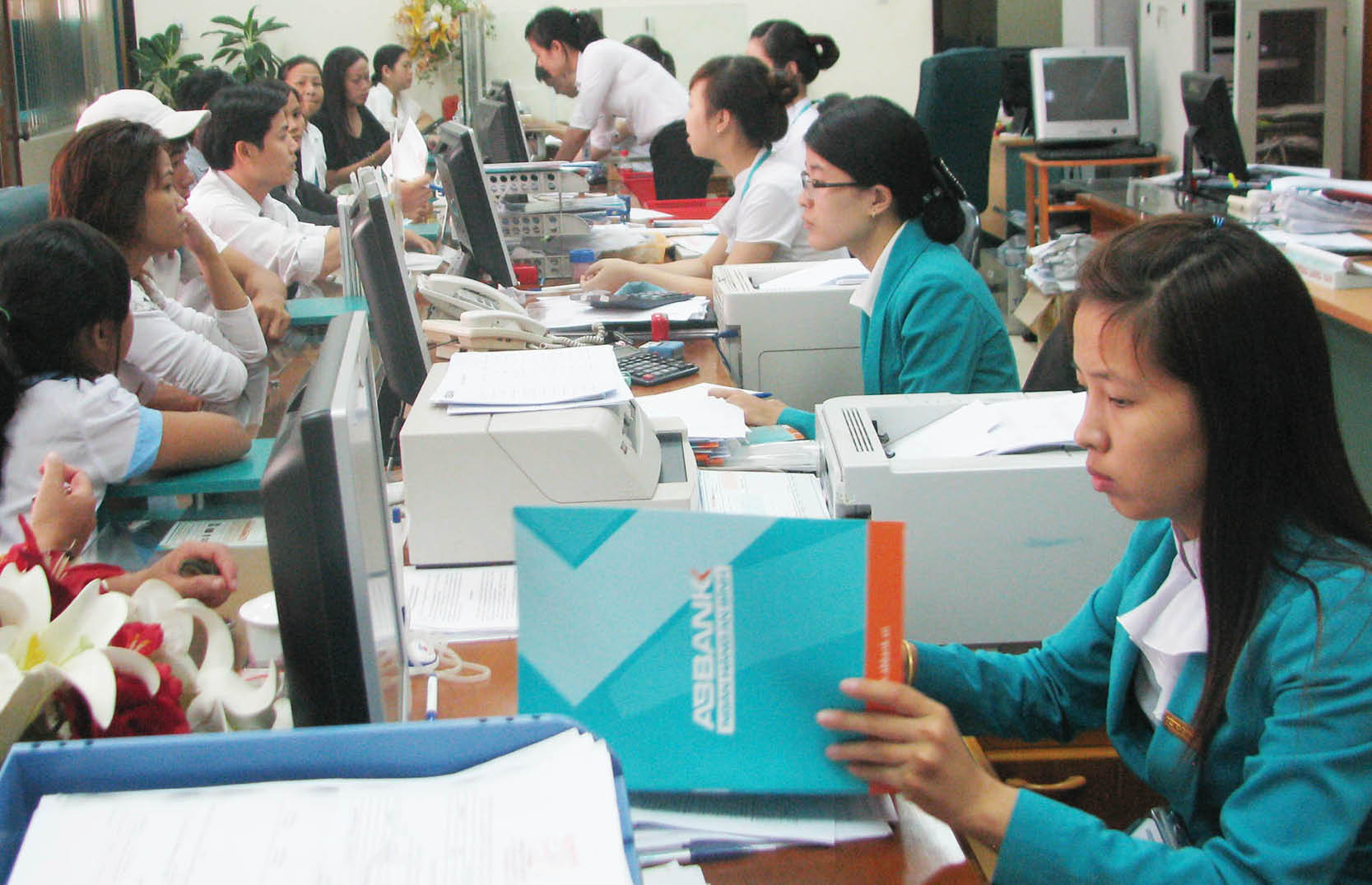 Tiền “chảy” vào ngân hàng
