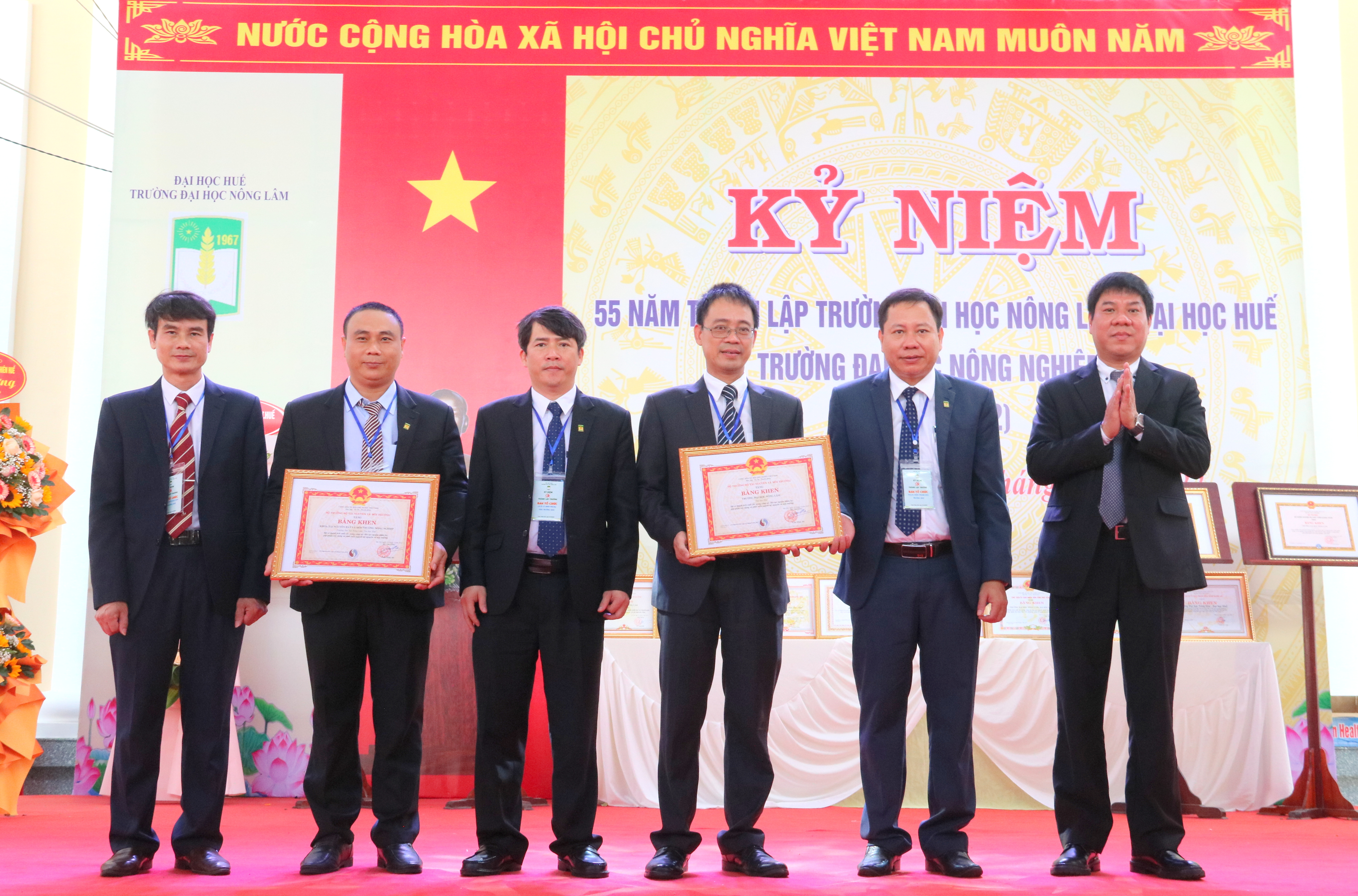 Trường đại học Nông Lâm đón nhận nhiều bằng khen của các Bộ, ngành