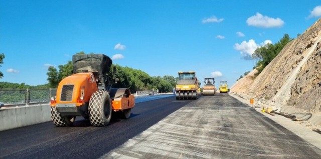 100 cán bộ xung phong làm việc xuyên lễ trên công trường cao tốc Bắc-Nam