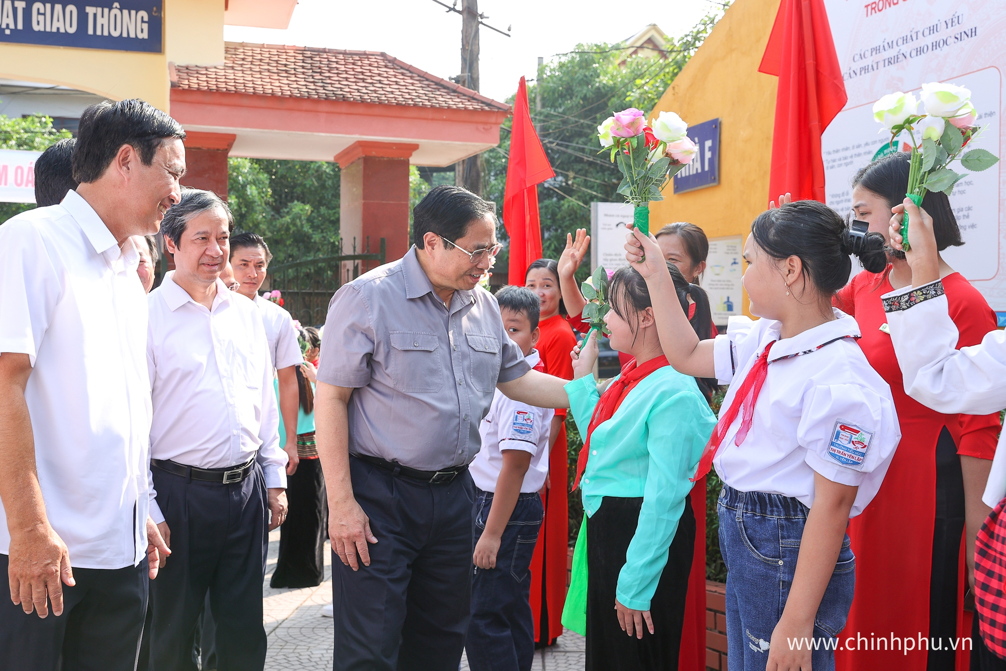 Thủ tướng Không để bất cứ học sinh nào không được tới trường, không có sách giáo khoa
