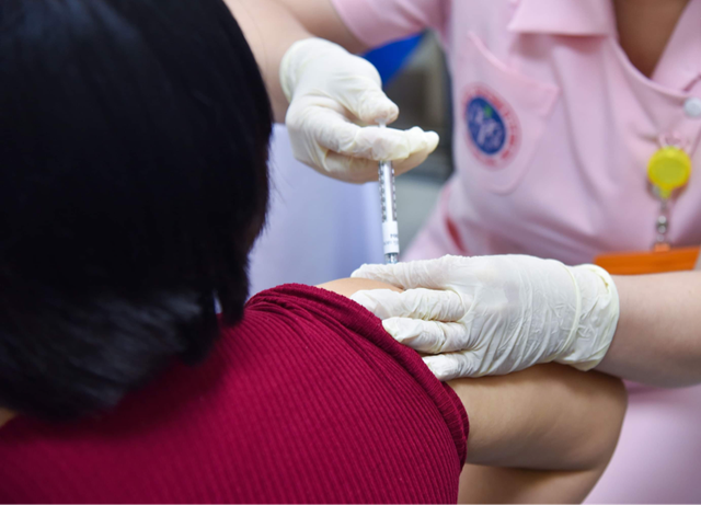 Nhiều tỉnh, thành phố tiêm vaccine COVID-19 xuyên dịp nghỉ lễ