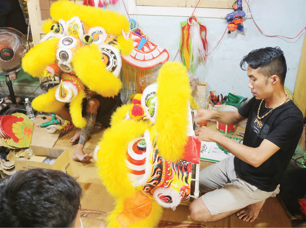 Nghề làm đầu lân sôi động trở lại sau dịch