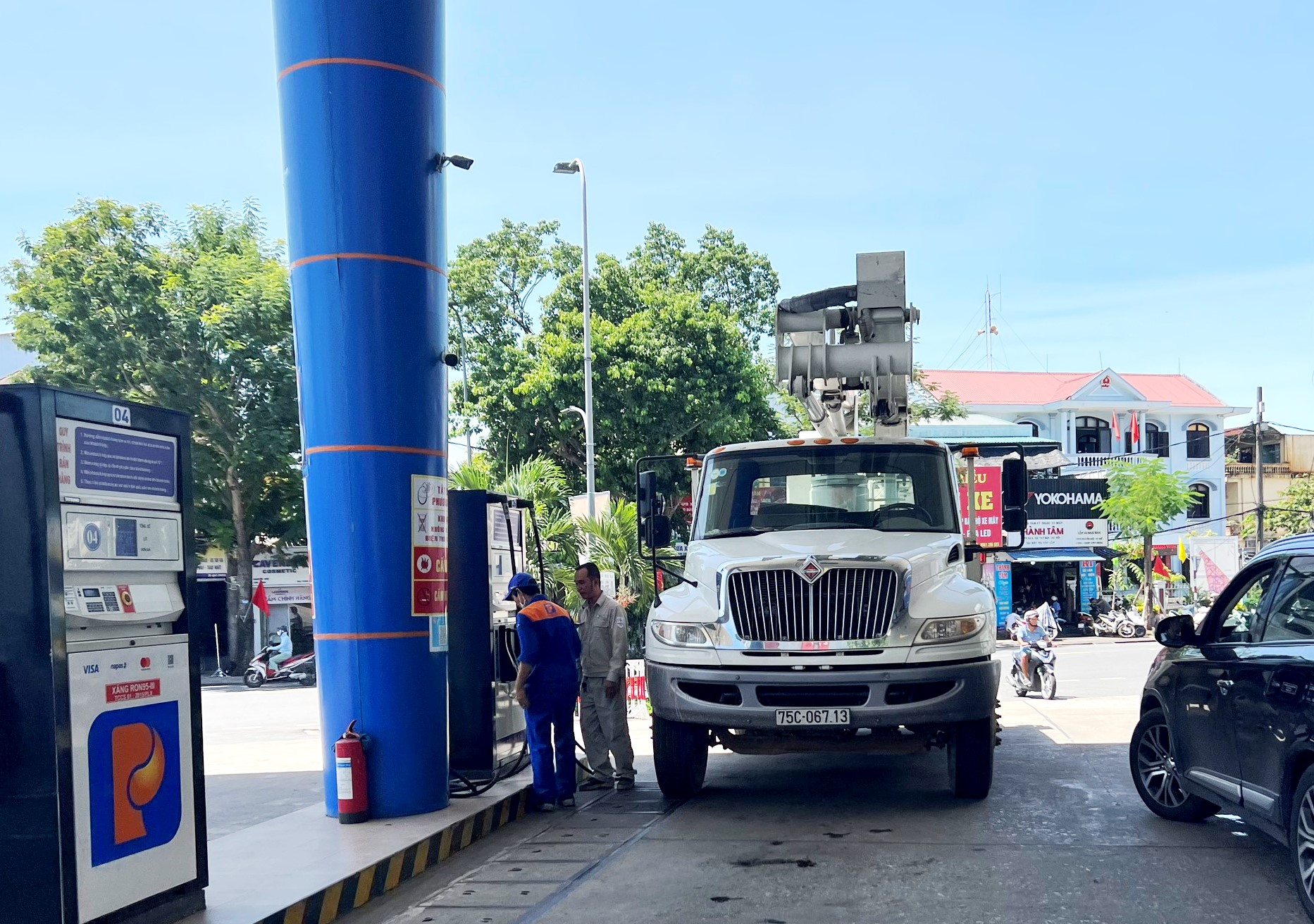Xăng tiếp tục giảm giá