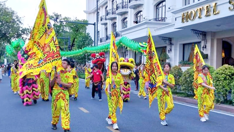 300 học sinh quảng diễn Lân - Sư - Rồng và rước đèn trung thu