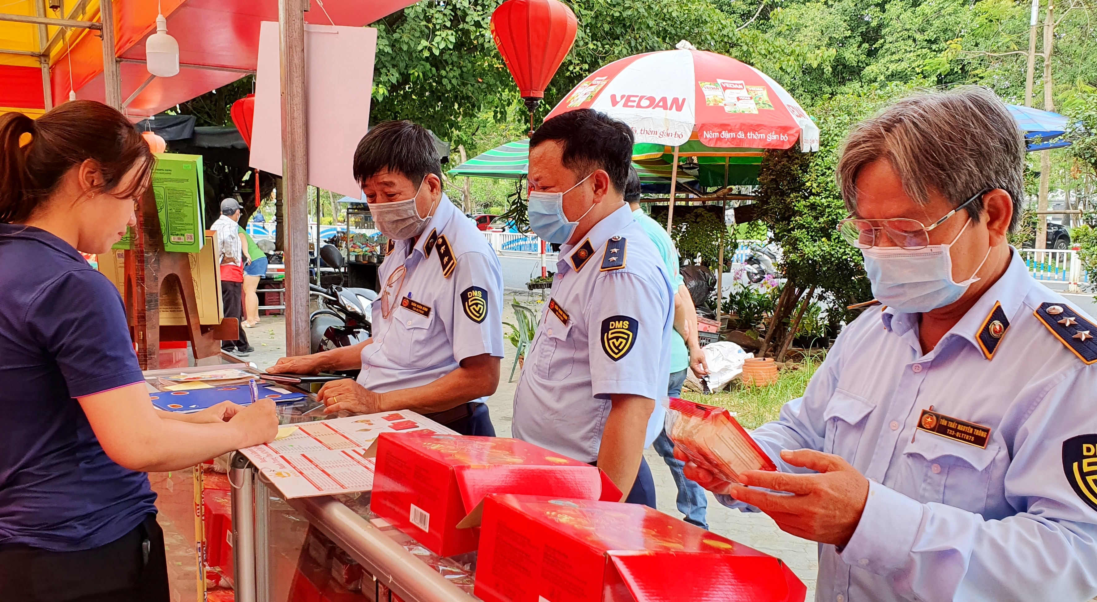 Giám sát đột xuất cửa hàng kinh doanh bánh kẹo, đồ chơi và xăng dầu