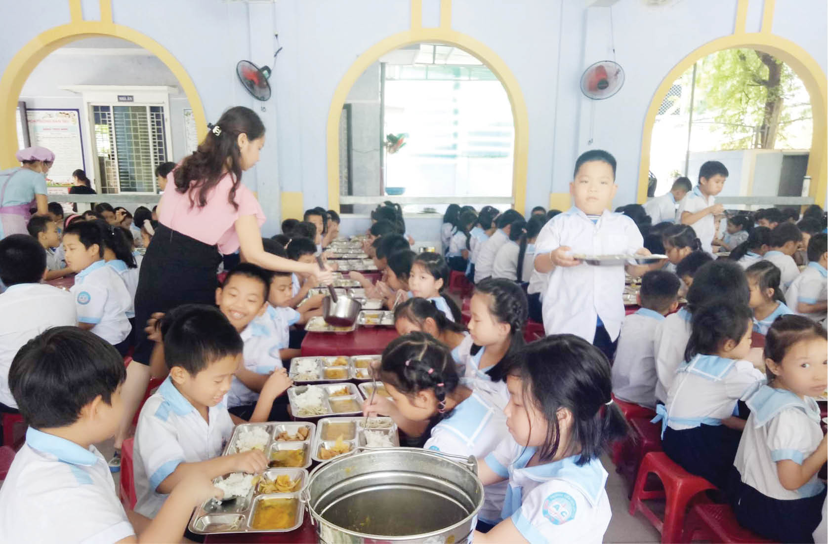 Không dễ có bữa ăn bán trú ở vùng cao