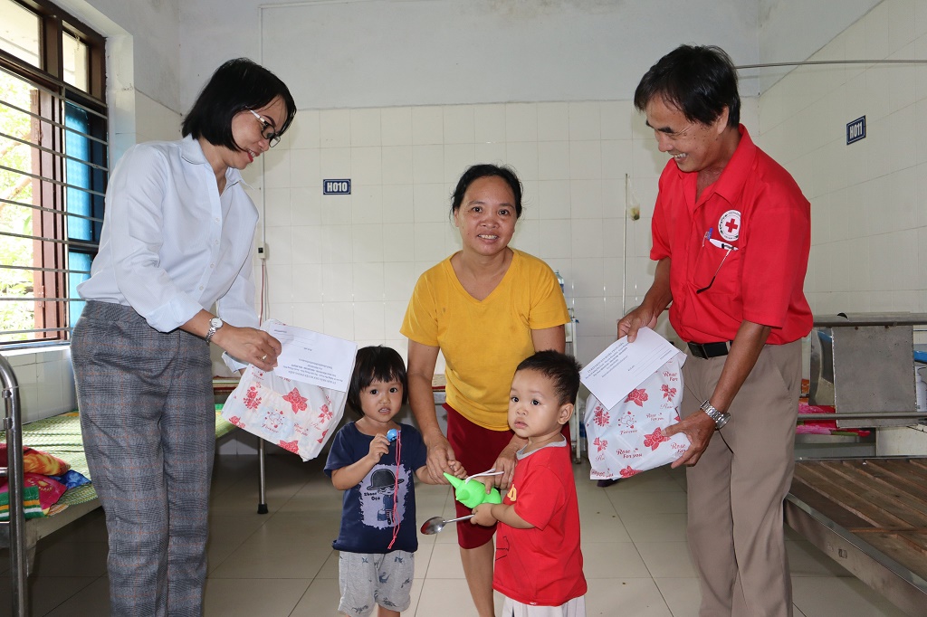 Thăm, tặng quà Tết Trung thu cho thiếu nhi Phong Điền