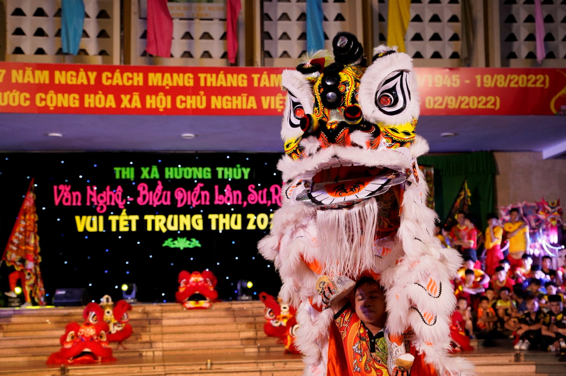 Hương Thủy Háo hức xem biểu diễn lân – sư – rồng