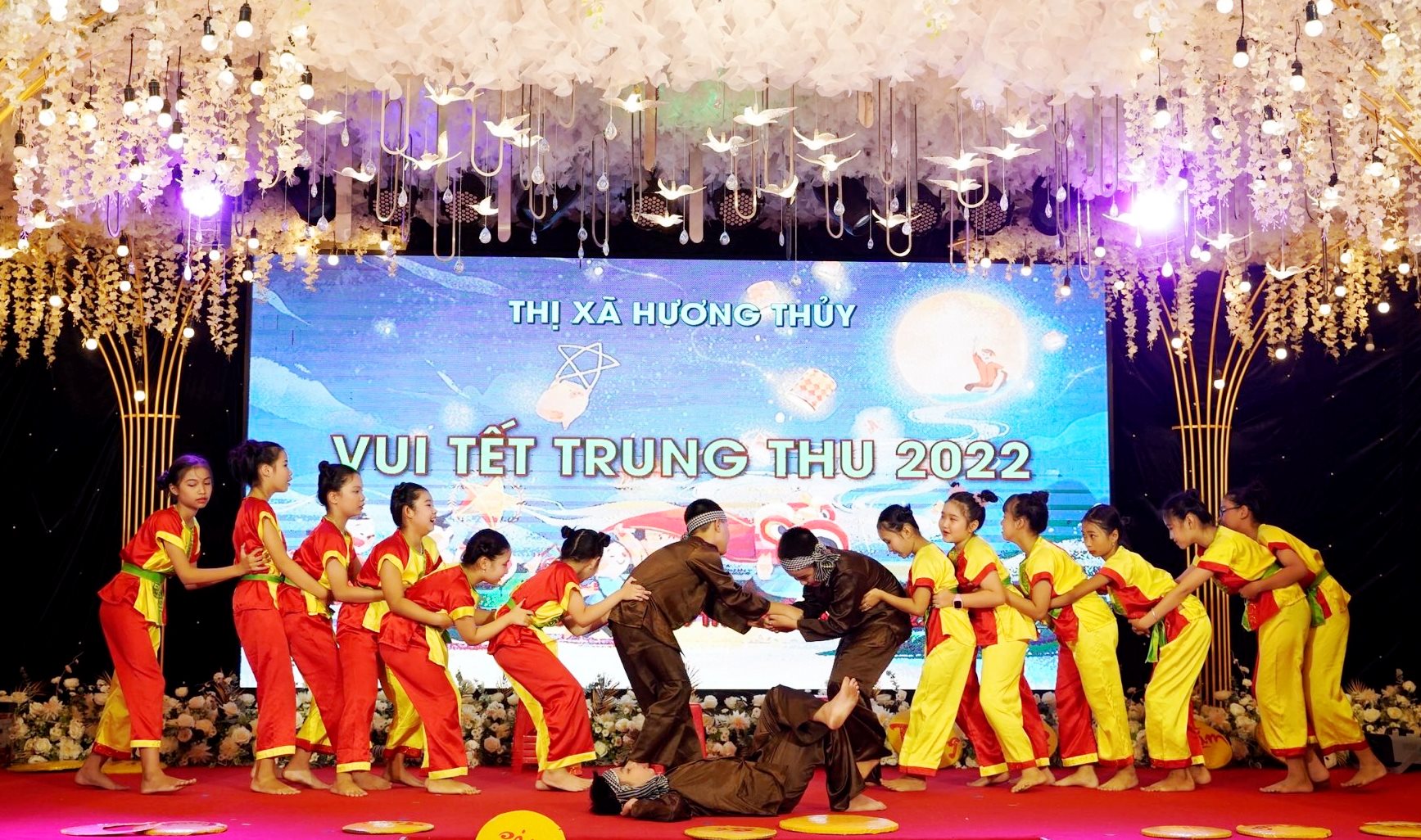 Vui Tết Trung thu cùng trẻ em khó khăn tại cầu ngói Thanh Toàn