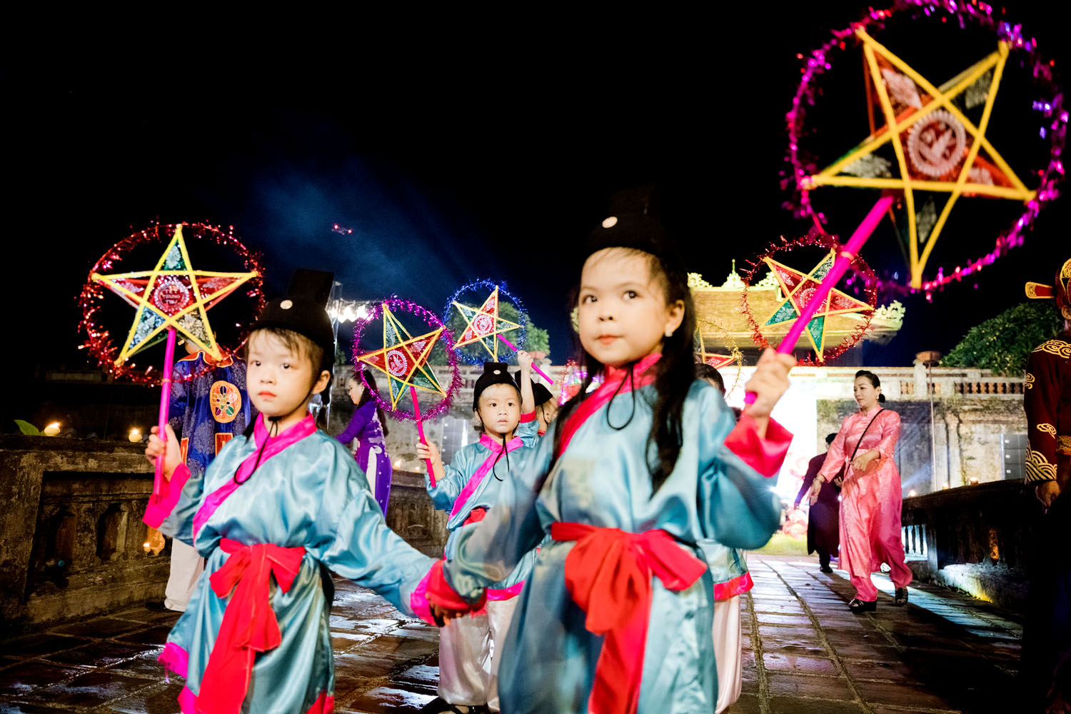 Hàng trăm người quảng diễn cùng “Thắp đèn đêm trăng”