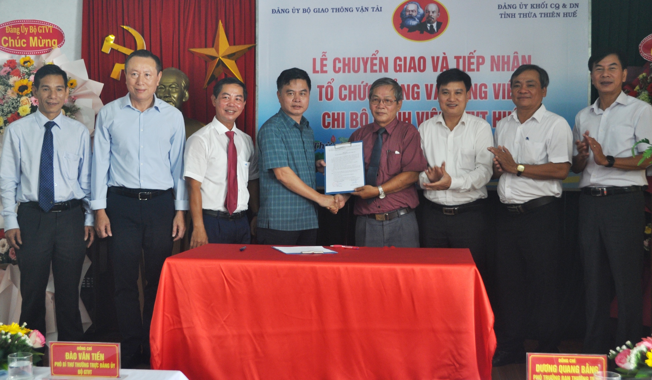 Chuyển giao và tiếp nhận Chi bộ Bệnh viện Giao thông vận tải Huế