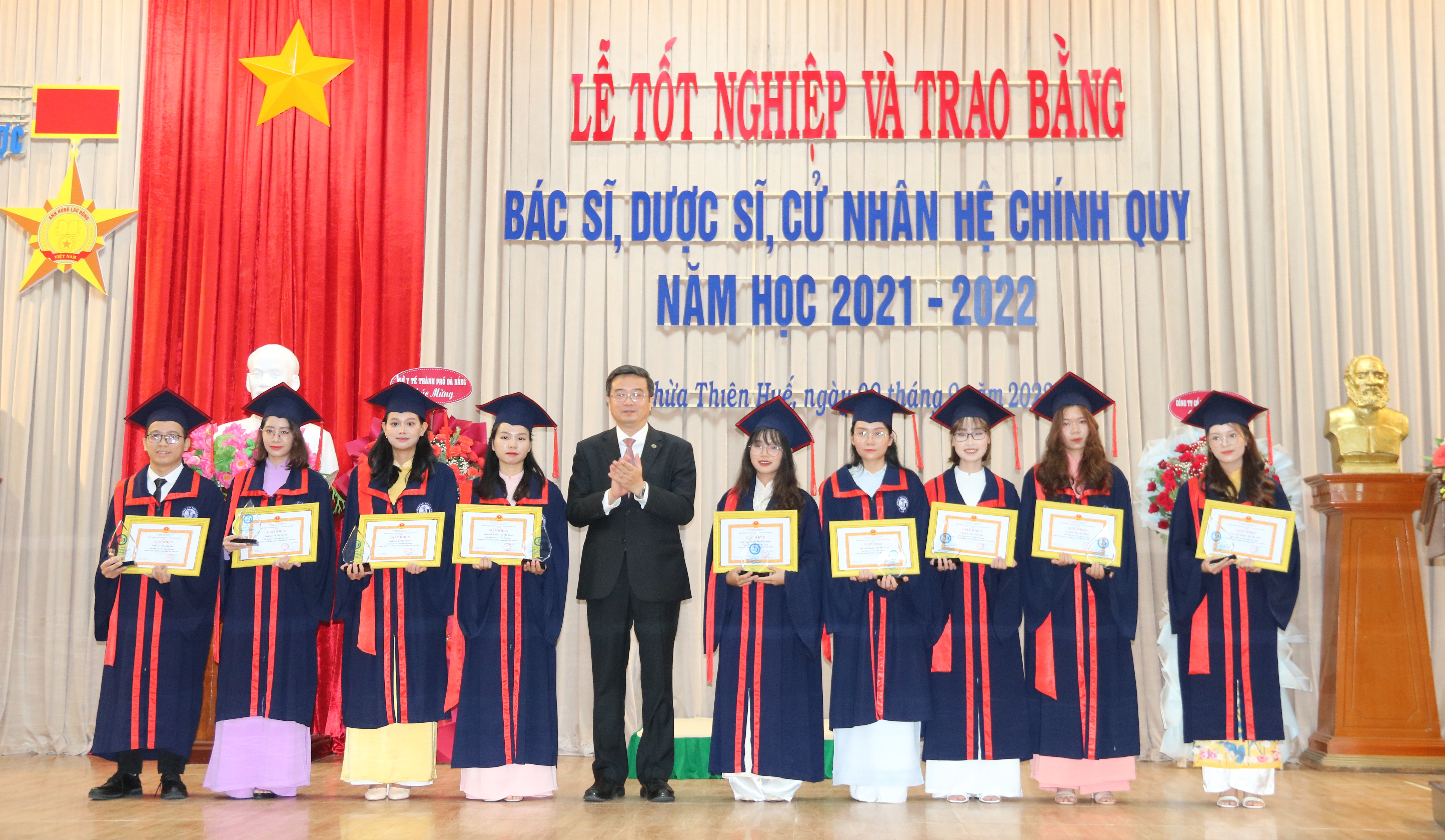 Trao bằng tốt nghiệp cho gần 1 080 tân bác sĩ, dược sĩ, cử nhân