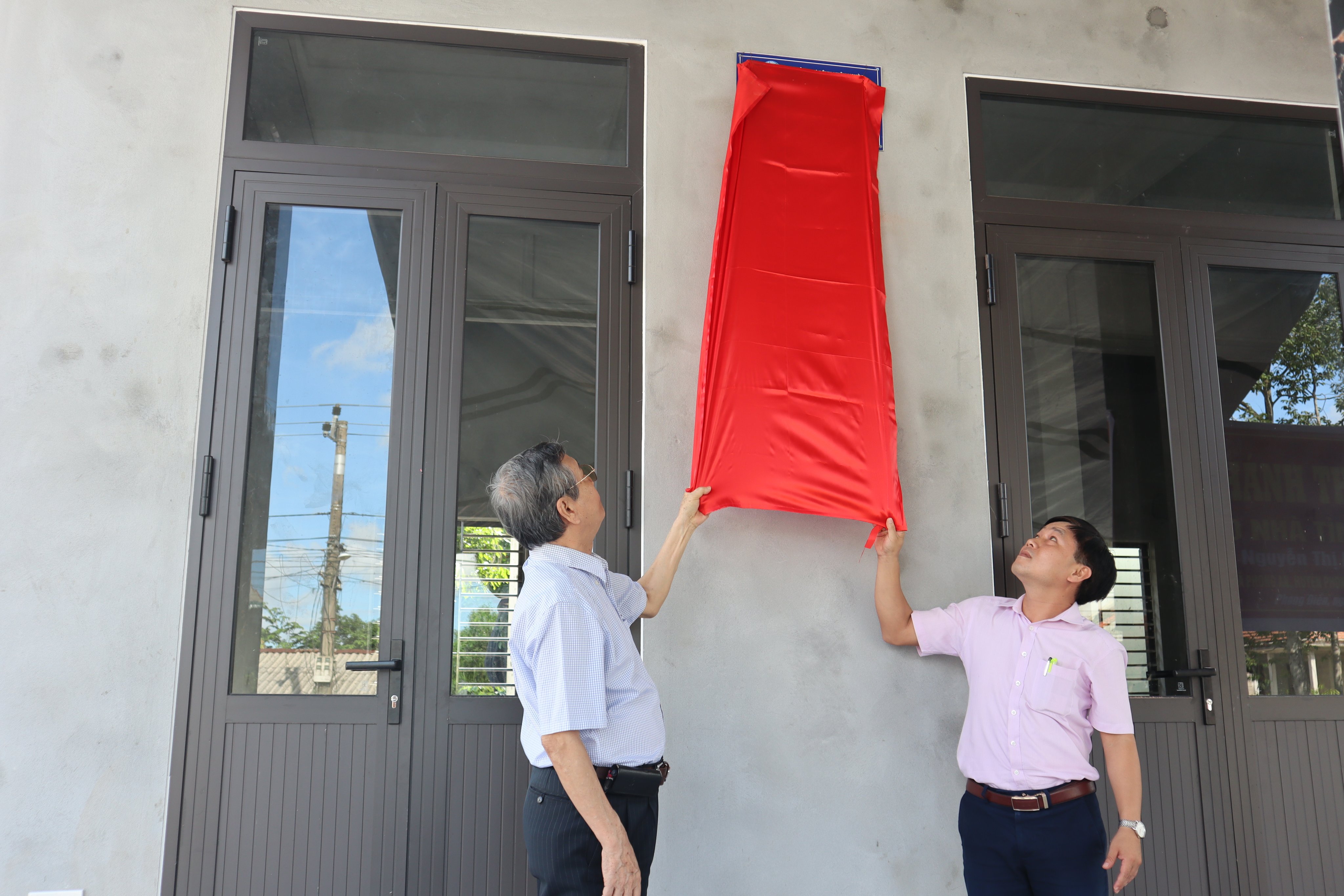 Khánh thành, bàn giao nhà tình nghĩa cho gia đình chính sách