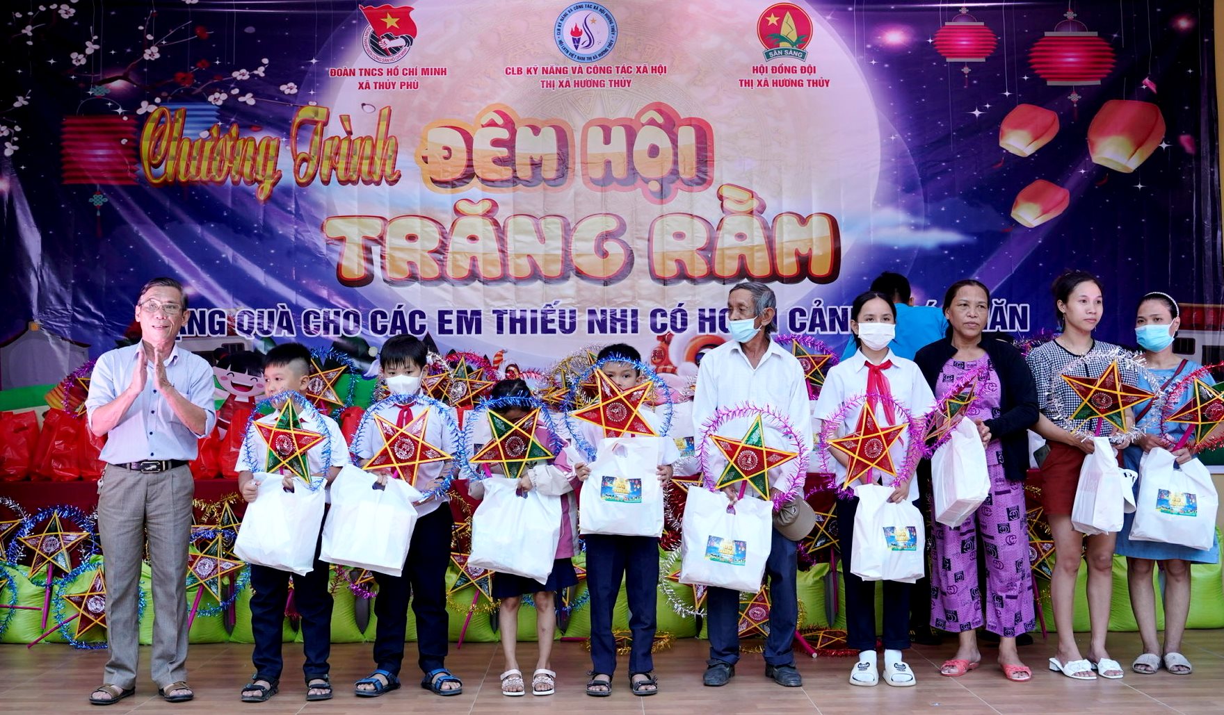 Hương Thủy Trao 100 suất quà cho học sinh có hoàn cảnh khó khăn
