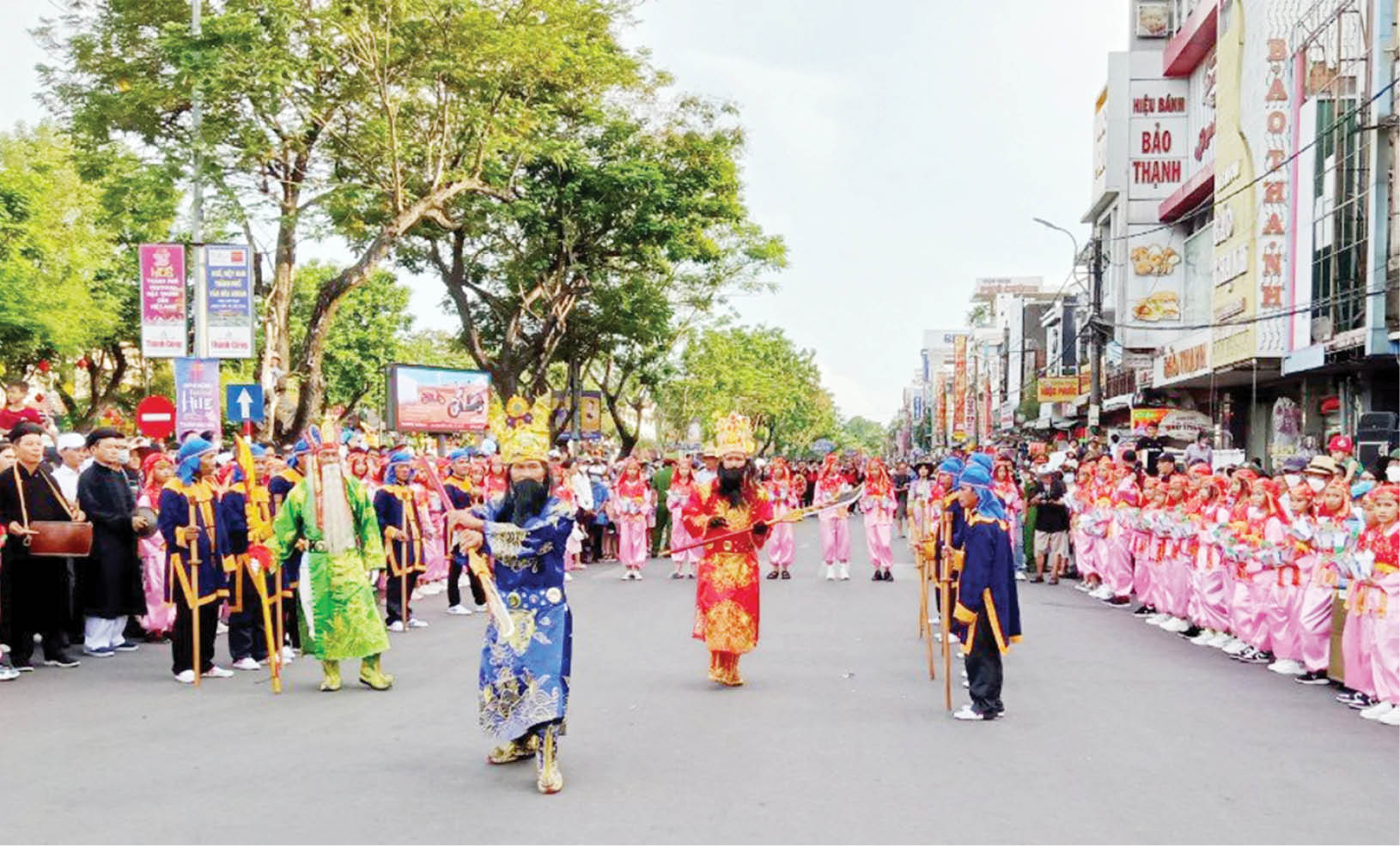 Những người nông dân phục dựng hát múa sắc bùa