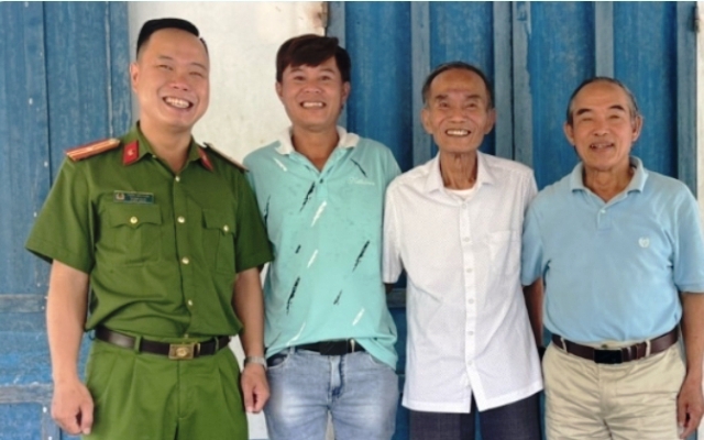 Cha và con tìm được nhau sau gần 50 năm xa cách