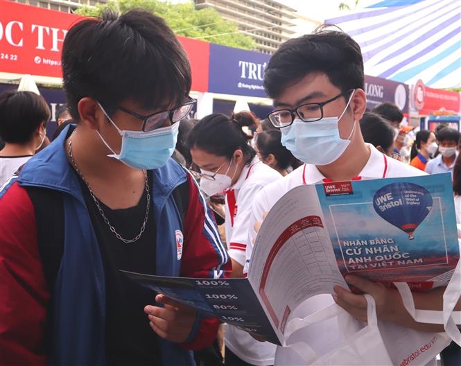 Điểm chuẩn đại học 2022 Ngành y dược nhường ngôi cho xã hội, sư phạm